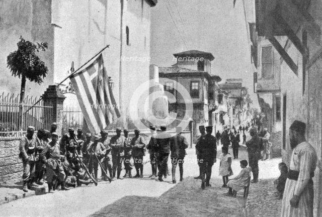 ''L'etat de siege a Salonique; Poste de soldats francais dans une rue de Salonique',1916. Creator: Unknown.