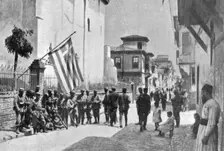 'L'etat de siege a Salonique; Poste de soldats francais dans une rue de Salonique 1916. Creator: Unknown
