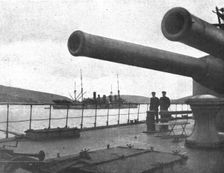 L'expedition des Dardanelles; Au mouillage de Skyros: deux des canons de 305 du..., 1914 (1924). Creator: Unknown