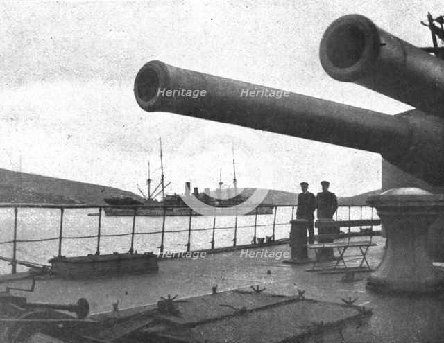'L'expedition des Dardanelles; Au mouillage de Skyros: deux des canons de 305 du..., 1914 (1924). Creator: Unknown.