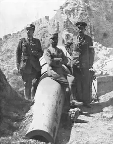L'expedition des Dardanelles, Dans les ruines de Seddul_Bahr; Le general Gouraud..., 1915 (1924). Creator: Unknown
