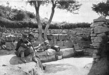 L'expedition des Dardanelles, Heures D'Accalmie; Farniente et lecture 1915 (1924). Creator: Unknown