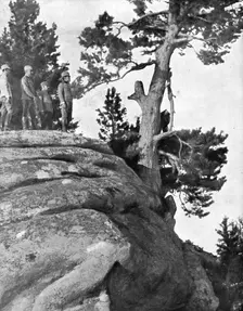'L'Heure Serbe; Depuis deux ans, ce rocher dresse au seuil de la Serbie servait..., 1918. Creator: Unknown