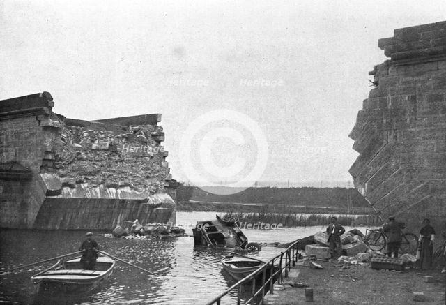 'L'immense champ de Bataille; Au pont de Trilport, pres de Meaux', 1914. Creator: Unknown.