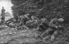 L'immense champ de Bataille; Les ravages de notre artillerie de 75 dans les rangs ennemis 1914 Creator: Unknown