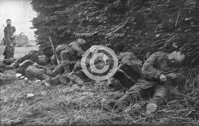 'L'immense champ de Bataille; Les ravages de notre artillerie de 75 dans les rangs ennemis', 1914 Creator: Unknown.