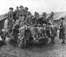 L'Installation en France de L'Avant-Garde Americaine; Un groupe en manteau de pluie..., 1917. Creator: Unknown