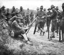 L'Installation en France de L'Avant-Garde Americaine; Une halte sur la route du camp 1917. Creator: Unknown