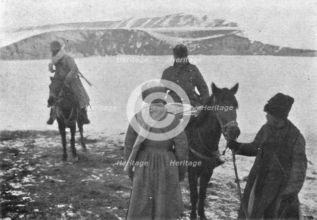 'L'interrogatoire d'un officier turc prisonnier qui, ayant les pieds geles, a ete hisse..., 1916. Creator: Unknown.