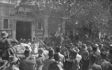 'L'occupation de Damas; L'emir Feycal, fils du cherif Hussein, roi du Hedjaz, entre..., 1918. Creator: Unknown