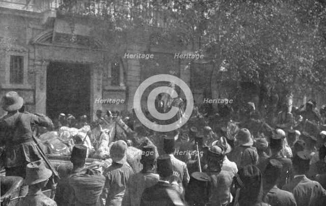 ''L'occupation de Damas; L'emir Feycal, fils du cherif Hussein, roi du Hedjaz, entre..., 1918. Creator: Unknown.