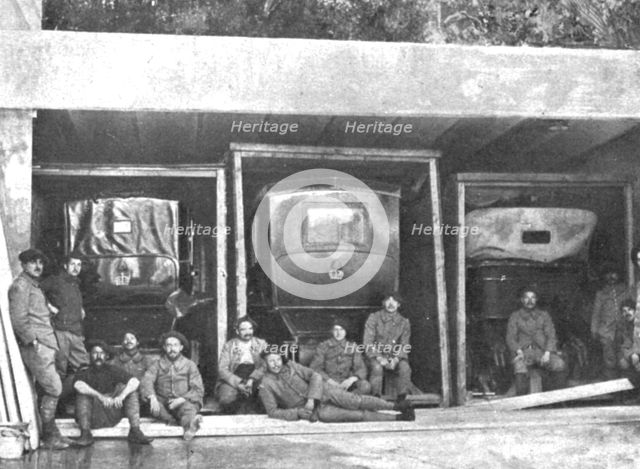 'L'occupation de l'Achilleion; A Achilleion, les automobiles imperiales encore dans..., 1916. Creator: Unknown.
