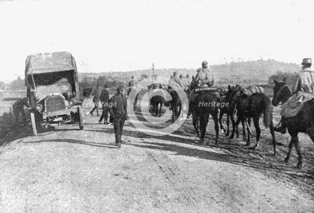 'L'Occupation Francaise en Bulgarie; Sur une route bulgare: division francaise en marche', 1918. Creator: Unknown.