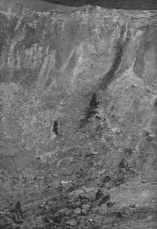 L'offensive de la Somme: La paroi du plus Grand Entonnoir de la region de la Somme 1916. Creator: Unknown