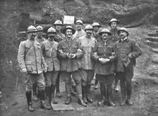 L'offensive ennemie dans les Flandres; Fraternite d'armes, sur le mont Kemmel: un colonel..., 1918. Creator: Unknown