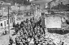 'L'offensive russe; Entrée des troupes de l'armee Tcherbatcheff a Buczacz, en Galicie 1916. Creator: Unknown