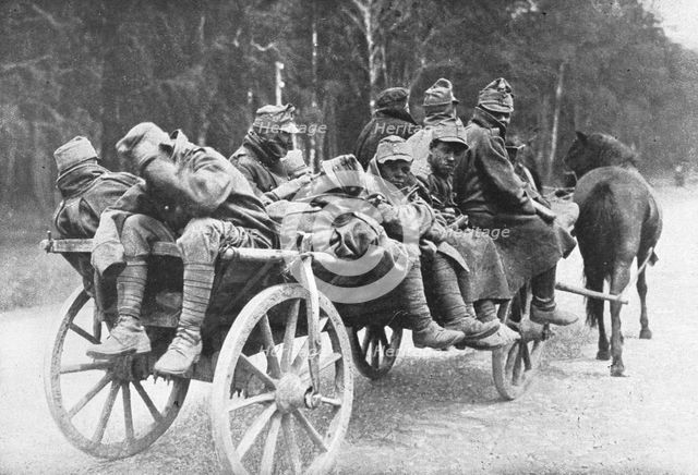 'L'offensive russe; Prisonniers autrichiens blesses, conduits en voiture aux ambulances..., 1916 (19 Creator: Unknown.