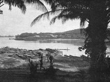 'L'Oubangui a Mobaye; L'Ouest Africain 1914. Creator: Unknown