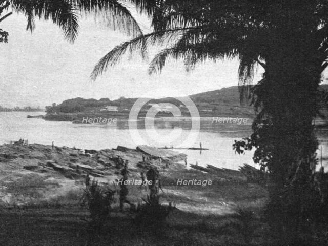 ''L'Oubangui a Mobaye; L'Ouest Africain', 1914. Creator: Unknown.