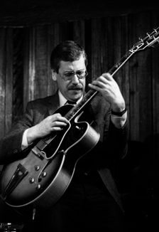 Louis Stewart, Bass Clef, Hoxton Square, London, April 1987. Artist: Brian O'Connor