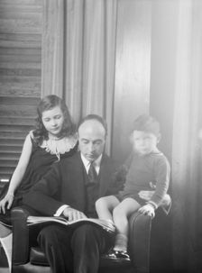 Lovett, Robert, Mr., and children, portrait photograph, 1930 Mar. 31. Creator: Arnold Genthe
