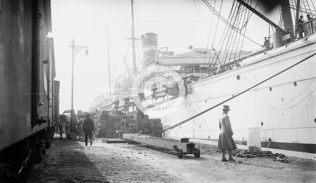 Loading MEADE, 1914. Creator: Bain News Service.
