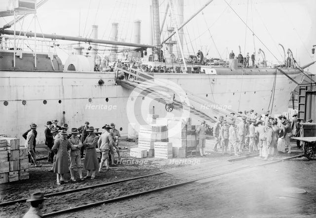 Loading MEADE - League Isl'd., 1913. Creator: Bain News Service.