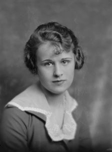 Locke, E., Miss, portrait photograph, 1916. Creator: Arnold Genthe