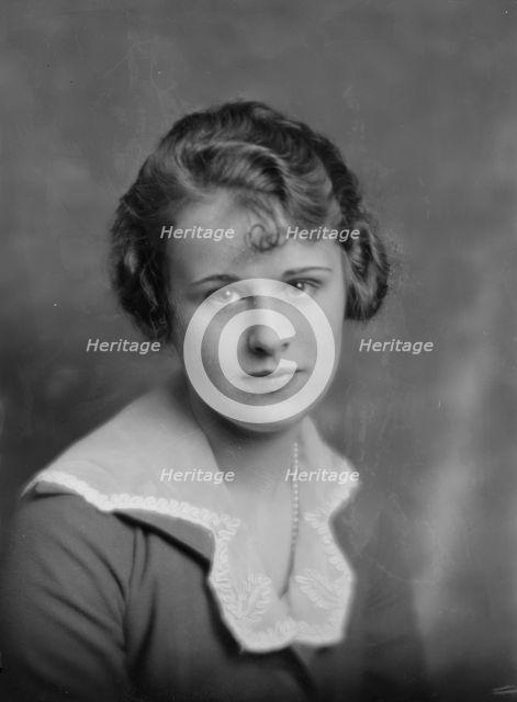 Locke, E., Miss, portrait photograph, 1916. Creator: Arnold Genthe.