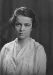 Lockwood, F., Miss, portrait photograph, 1916. Creator: Arnold Genthe