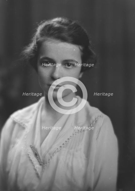 Lockwood, F., Miss, portrait photograph, 1916. Creator: Arnold Genthe.