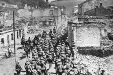 'L'offensive russe; Entrée des troupes de l'armee Tcherbatcheff a Buczacz, en Galicie 1916. Creator: Unknown