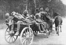 L'offensive russe; Prisonniers autrichiens blesses, conduits en voiture aux ambulances..., 1916 (19 Creator: Unknown