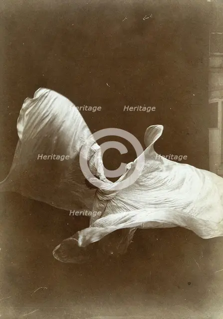 Loie Fuller in La danse Blanche, 1897. Artist: Taber, Isaiah West (1830-1912)
