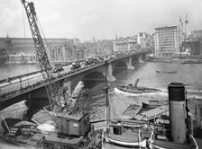 London Bridge, Southwark, London. Creator: George Davison Reid