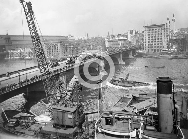 London Bridge, Southwark, London. Creator: George Davison Reid.