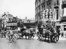 London street scene, early 1900s. Creator: Unknown