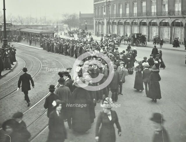 Long queue of people at Blackfriars Tramway shelter, London, 1912. Artist: Unknown.