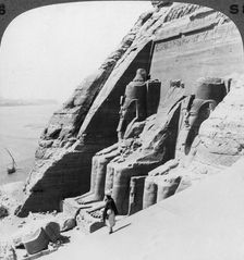 Looking down on the river past the front of Abu Simbel temple, Egypt 1905.Artist: Underwood & Underwood