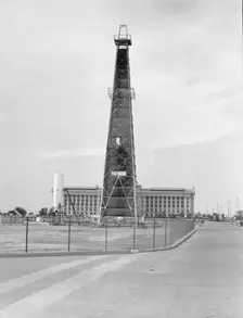 Looking down Lincoln Boulevard toward the state capital, Oklahoma City, Oklahoma, 1938. Creator: Dorothea Lange