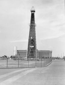 Looking down Lincoln Boulevard toward the state capital, Oklahoma City, Oklahoma, 1938. Creator: Dorothea Lange