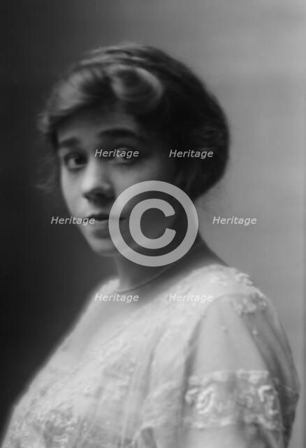 Lord, Pauline, portrait photograph, 1912 Aug. 15. Creator: Arnold Genthe.