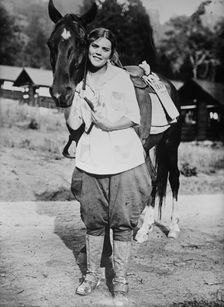 Los Angeles [woman] mail carrier, between c1915 and c1920. Creator: Bain News Service