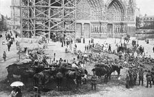 'La Courte Occupation de Reims; Reims le cathedrale 1914. Creator: Unknown