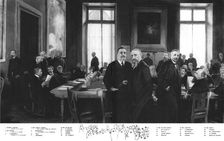 La commission senatoriale de l'armee.-- une suspension de séance l'audition de trois..., c1916. Creator: Unknown