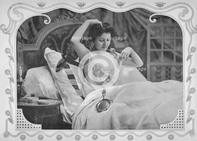 'La Comparaison', 1900. Artist: Unknown.