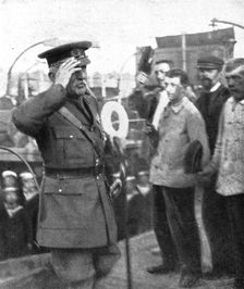 La cooperation Britannique; Le general en chef de l'armee britannique salue par les marins 1914 Creator: Unknown