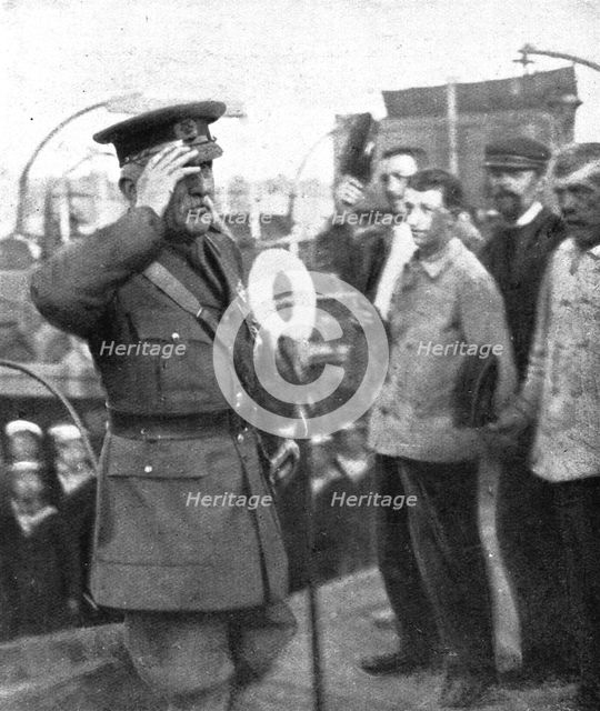'La cooperation Britannique; Le general en chef de l'armee britannique salue par les marins', 1914 Creator: Unknown.