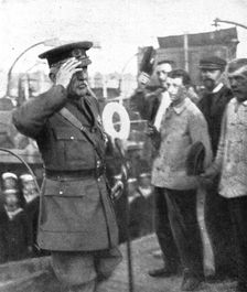 La cooperation Britannique; Le general en chef de l'armee britannique salue par les marins 1914 Creator: Unknown