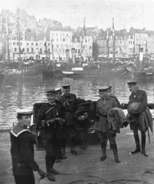 La cooperation Britannique; Le general French et son etat-major arrivent a Boulogne 1914. Creator: Unknown